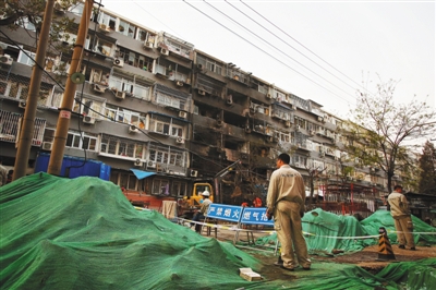 救援人員在現(xiàn)場排查。