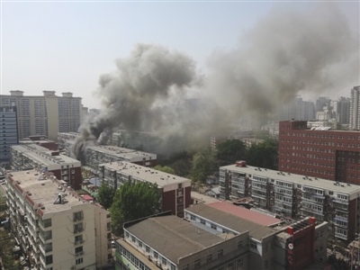 昨日，北京海淀區(qū)紅聯(lián)南村小區(qū)施工工地挖斷燃?xì)夤艿溃斐杀ㄒl(fā)居民樓火災(zāi)，致1死2傷，發(fā)生爆炸起火現(xiàn)場濃煙滾滾。CICPHOTO/總匯 攝