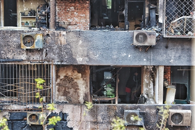 爆燃后的居民樓現(xiàn)場。