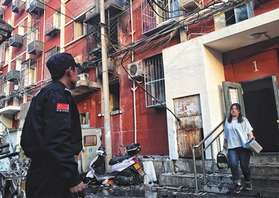 居民整理完家中的貴重物品后從居民樓走出。