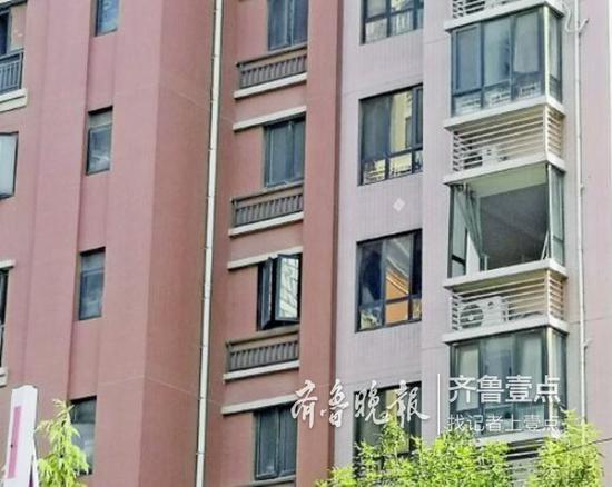 該住戶家的窗戶多處破損。 齊魯晚報(bào)·齊魯壹點(diǎn)記者 時(shí)培磊 攝