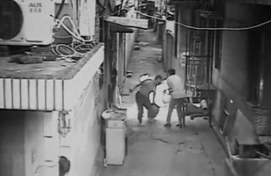 柳兆偉拖著冒火的煤氣瓶往河邊跑。視頻截圖